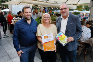 Lukas Sander – Chefredakteur des Vincentz Verlags, Preisträgerin Andrea Linder – Redakteurin der Fachzeitschrift beatmetleben, Andreas Dehlzeit –Geschäftsführer des Sponsors Sozialfactoring GmbH