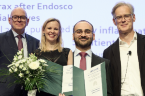 2025 wurde der Preis für klinische Medizin zwischen Dr. Judith Brock und Privatdozent Dr. Mustafa Abdo (beide mittig im Foto) für ihre Forschungsarbeiten zur Senkung des Pneumothorax-Risikos sowie gezielter COPD-Behandlung geteilt. Den DGP-Forschungspreis für experimentelle Medizin erhielt Dr. Lin Yang für seine Arbeit „KI-basierte Bildgebungsplattform zur besseren Verabreichung von Medikamenten in der Lunge“.