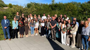 Die Fotos zeigen die frisch examinierten Gesundheits- und Kinderkrankenpflegekräfte,die Pflegefachfrauen mit Vertiefung Pädiatrie sowie
die Medizinische Fachangestellte mit dem Leitungsteam der DRKKinderklinik
Siegen