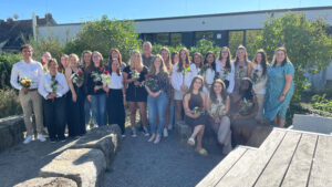Die Fotos zeigen die frisch examinierten Gesundheits- und Kinderkrankenpflegekräfte,die Pflegefachfrauen mit Vertiefung Pädiatrie sowie
die Medizinische Fachangestellte mit dem Leitungsteam der DRKKinderklinik
Siegen