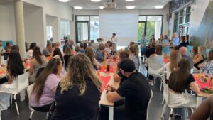 Examensfeier der DRK-Kinderklinik Siegen im BiGS – Praxisanleiter NilsMühlnikel begrüßt die 22 Auszubildenden und ihre Angehörige