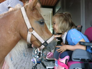die kleine Patientin mit einem Pony der Pony Ranch Bodensee