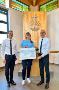 Die Spendenübergabe an Tanja Kranz vom Hegau-Jugendwerk (Bildmitte) in der Neuapostolischen Kirche in Gailingen erfolgte durch den Gailinger Gemeindevorsteher Michael Eck (li. im Bild) und durch den für den Kirchenbezirk Tuttlingen verantwortlichen Bezirksvorsteher Jochen Hübner (re im Bild). 