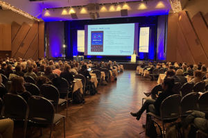 Blick ins Plenum auf der Deutschen Mukoviszidose Tagung 2025.