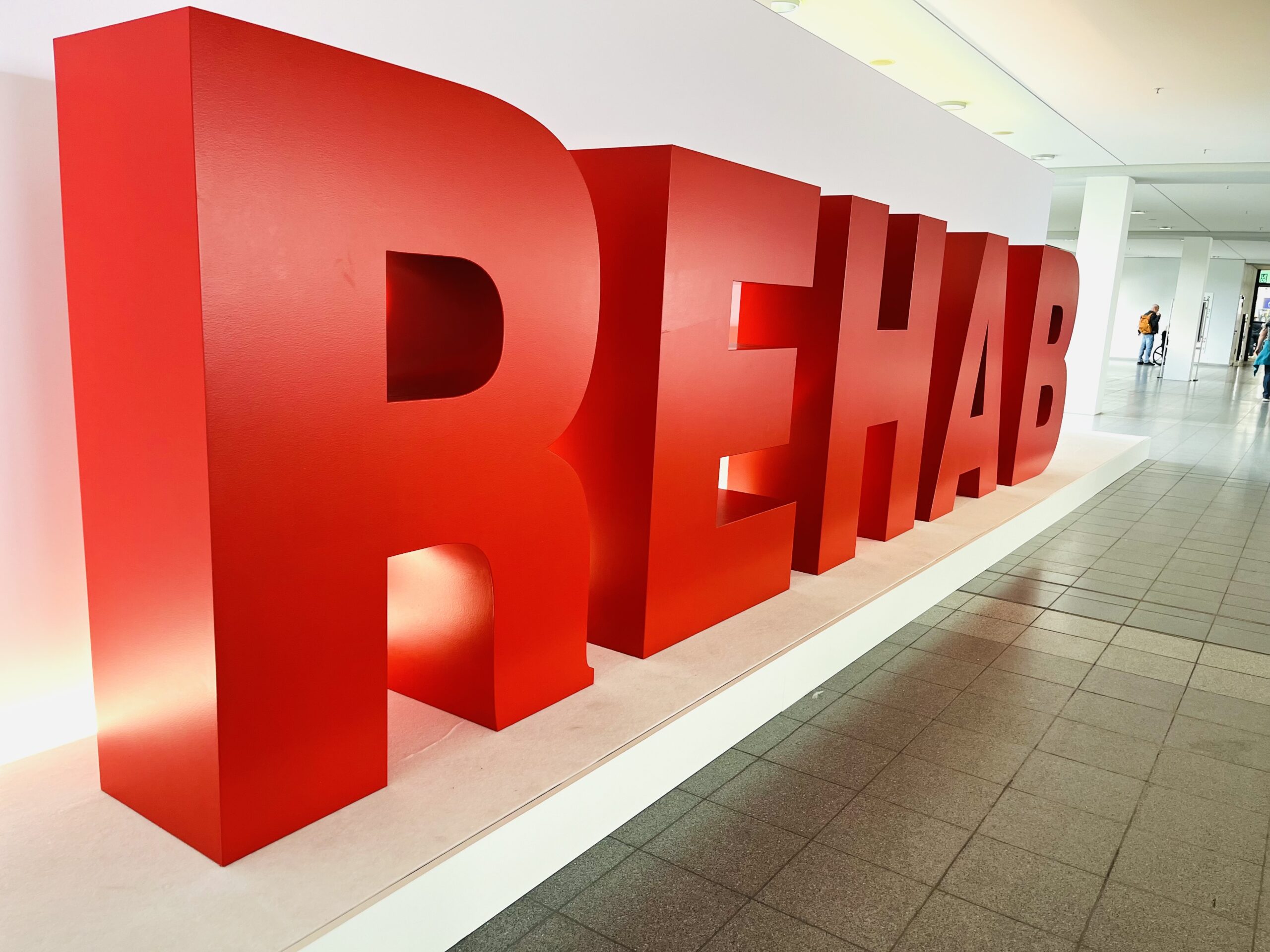 REHAB Logo vor Ort auf der Messe