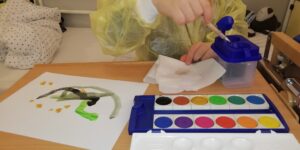 Bildzeile „Mobiles Spielen“: Krank sein und im Bett liegen müssen ist langweilig. Deshalb bietet die DRK-Kinderklinik seit einem Jahr ein „Mobiles Spieleangebot“ an.