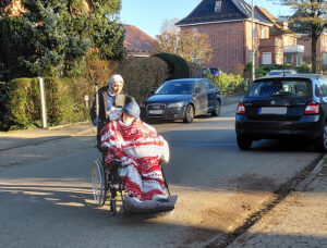 „Schau mal, hier ist Dein neues Zimmer“
